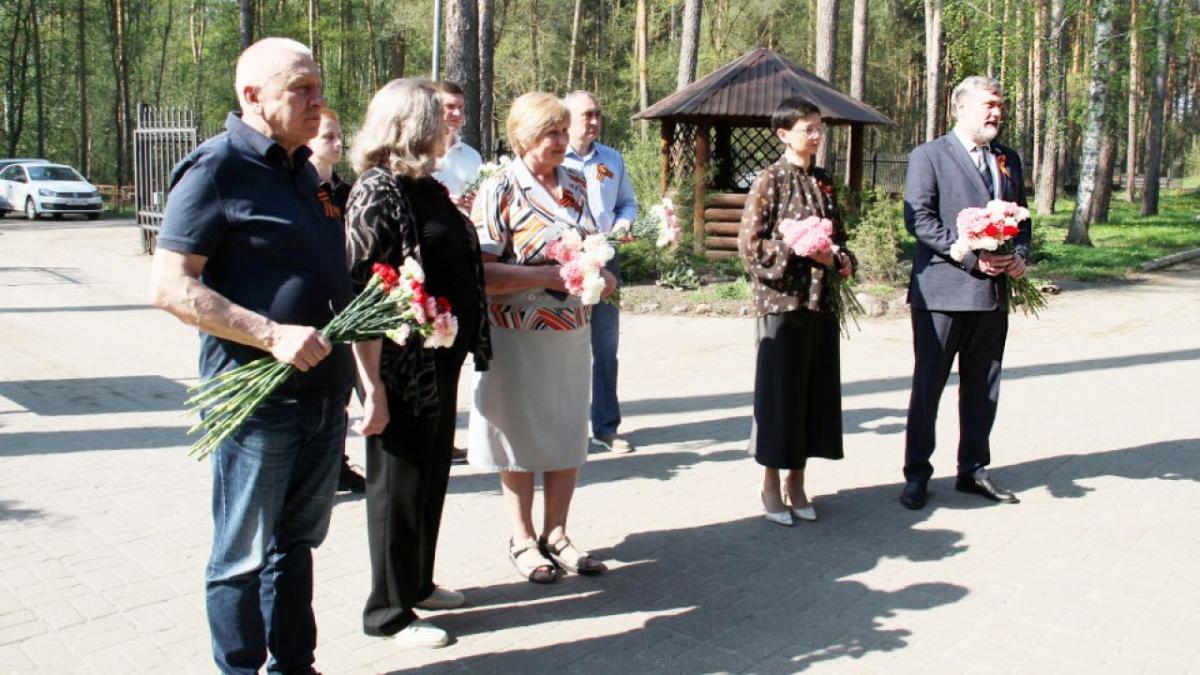 Плотников и коллеги-депутаты поздравили тамбовских ветеранов с Днем Победы